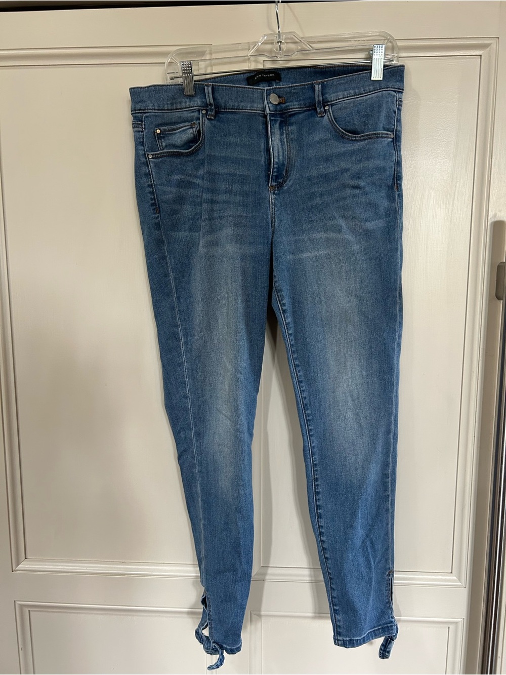 Ann Taylor Women's Skinny Jeans in Medium Blue Wash